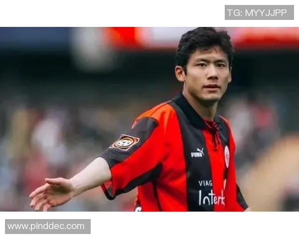 神奇足球球星的传奇足迹：从草根到世界之巅的奇迹之路